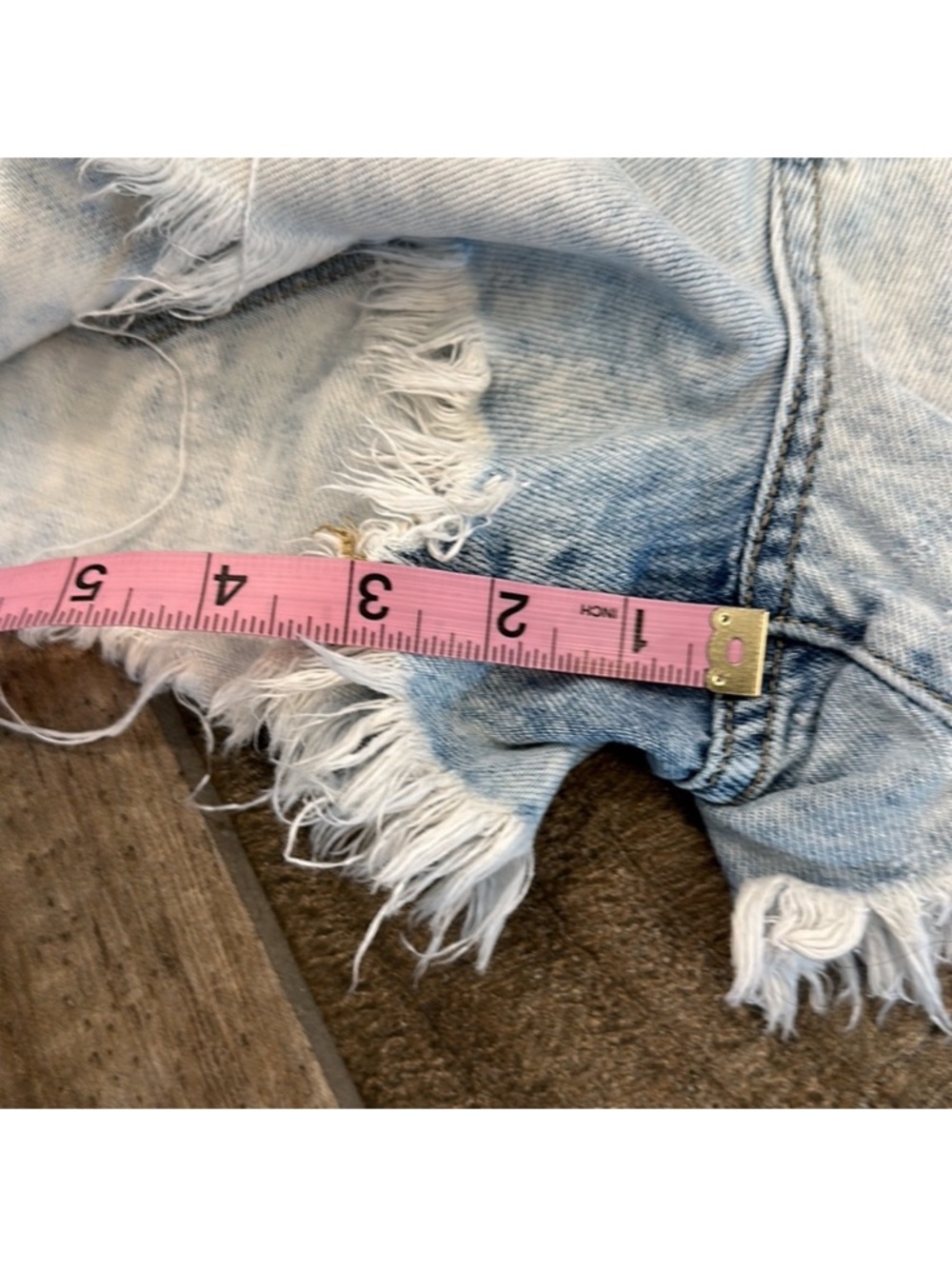 BlankNYC Wedge Distressed Denim Shorts Size 29 High Rise Raw Hem Festival - Picture 12 of 13